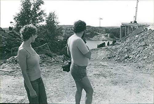 Vintage fotografija muškarca i žene koji gledaju prema izgradnji Tors246; most.
