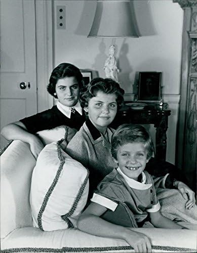 Vintage fotografija Daphne, Viktorije i Melisse, tri kćeri popularnog američkog filmskog glumca Douglasa Fairbanksa, Jr.